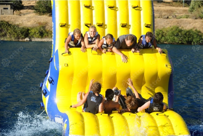 Обзор популярных надувных аттракционов для бизнеса