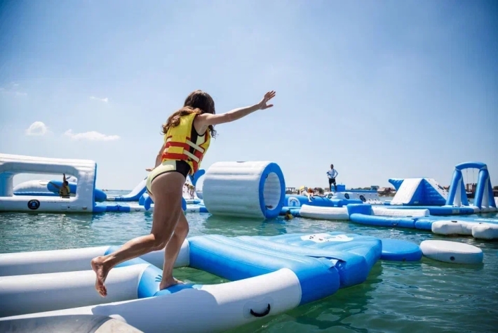 Безопасность превыше всего: как мы обеспечиваем надежность наших батутов и аквапарков