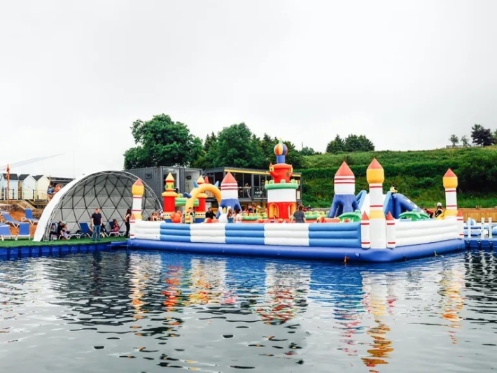 Почему обычные пляжные шатры уже не в тренде? Плавающие надувные зоны отдыха удивляют посетителей