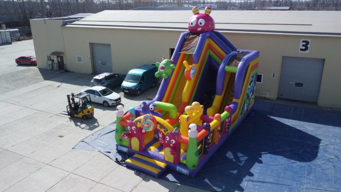 Надувная горка "Семейка монстров" 12*6*9 м 