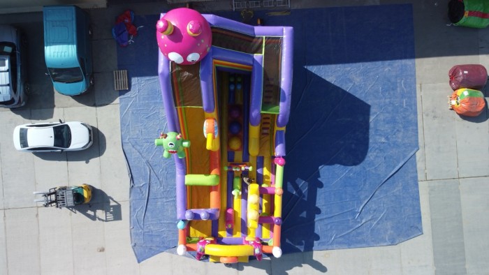 Надувная горка "Семейка монстров" 12*6*9 м 