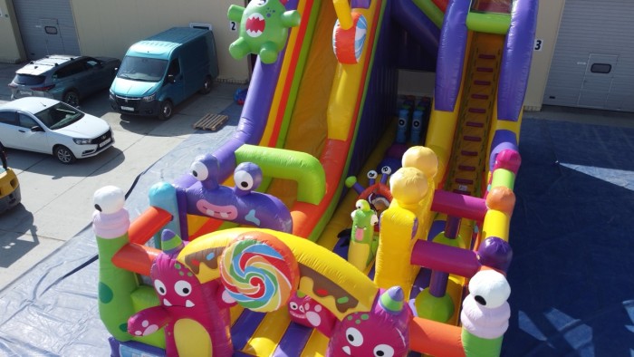 Надувная горка "Семейка монстров" 12*6*9 м 