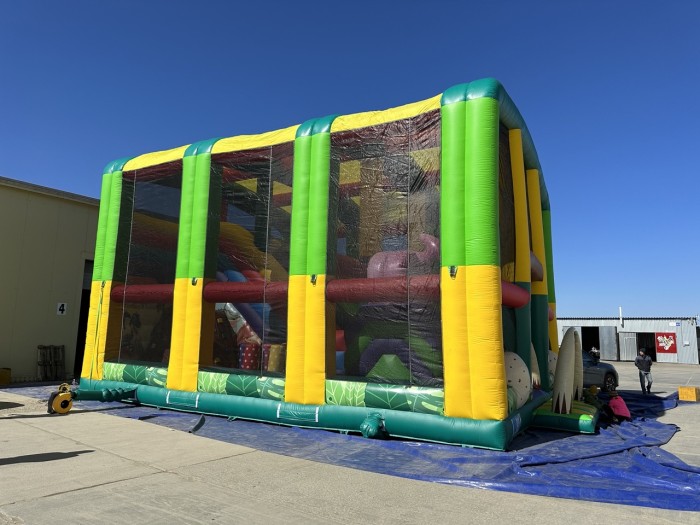 Надувной батут "Динопарк" 11*9*7,2 м (с крышей)