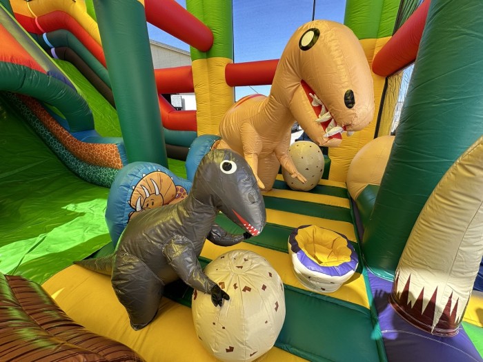 Надувной батут "Динопарк" 11*9*7,2 м (с крышей)