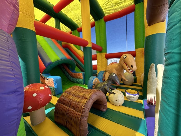 Надувной батут "Динопарк" 11*9*7,2 м (с крышей)