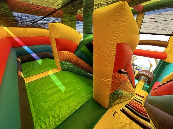 Надувной батут "Динопарк" 11*9*7,2 м (с крышей)