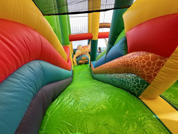 Надувной батут "Динопарк" 11*9*7,2 м (с крышей)