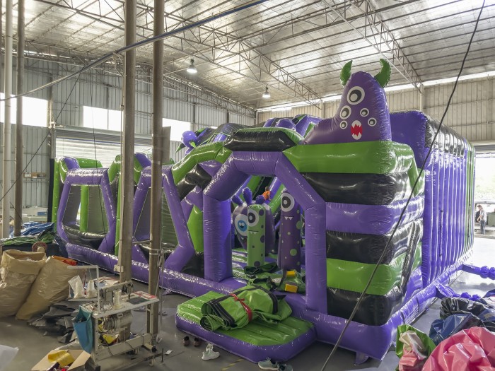 Надувная горка "Парк монстров" 18*9*5,5 м