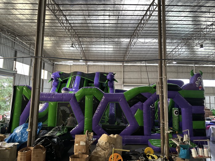Надувная горка "Парк монстров" 18*9*5,5 м