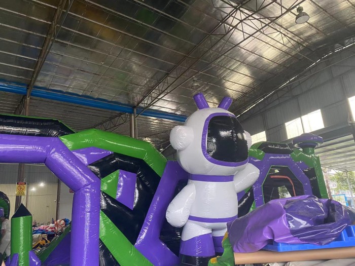 Надувная горка "Парк космоса" 18*12*5,4 м 