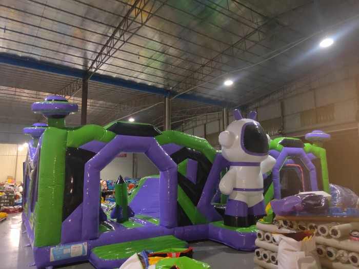 Надувная горка "Парк космоса" 18*12*5,4 м 