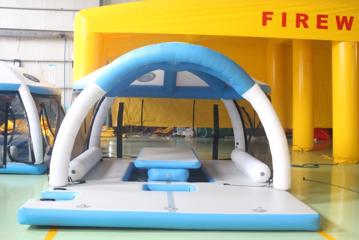 Надувной комплекс на воде 