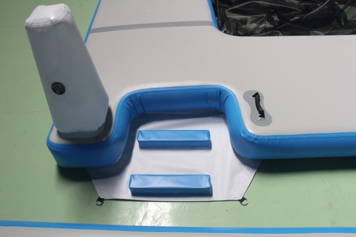 Надувной комплекс на воде 