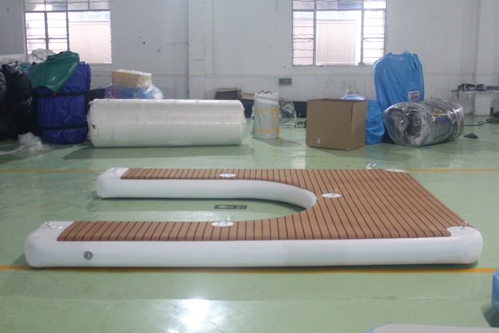 Надувной комплекс на воде 