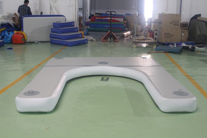 Надувной комплекс на воде 