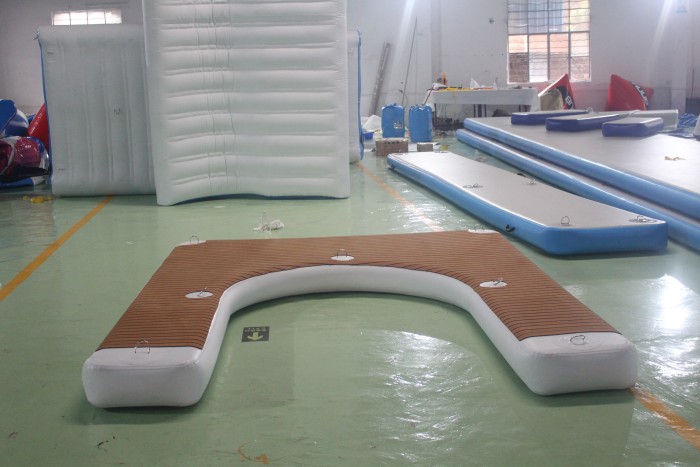 Надувной комплекс на воде 