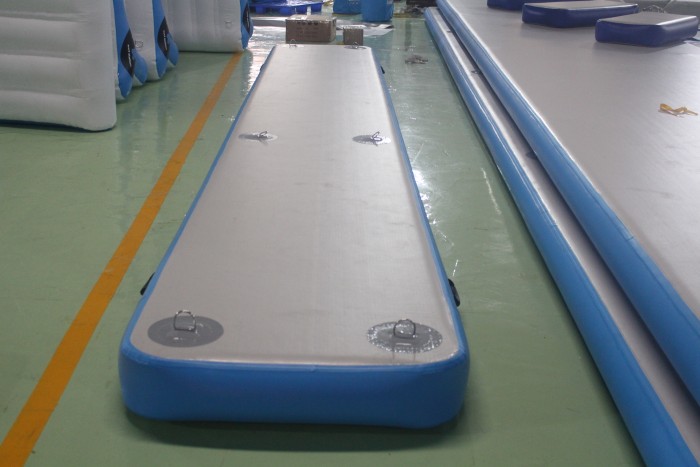 Надувной комплекс на воде 