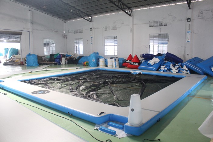 Надувной комплекс на воде 