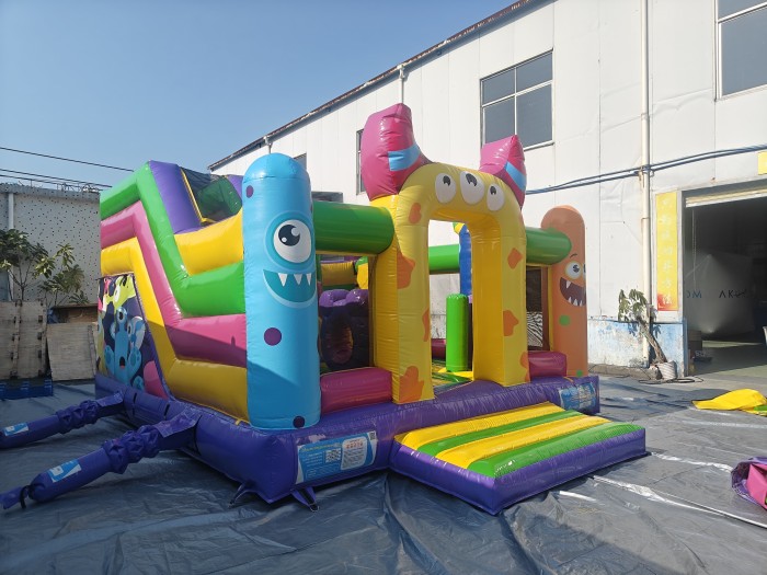 Надувная горка "Монстрята" 5*5*3,4 м