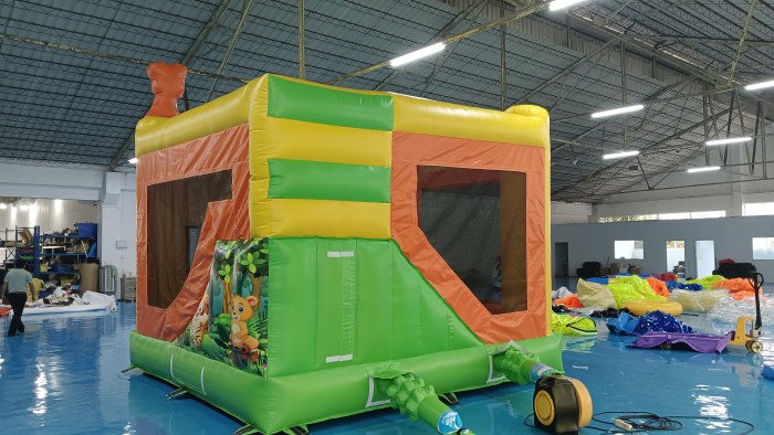 Надувная горка "Джунгли" 4*4*4,1 м