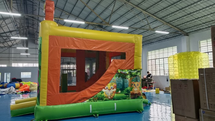 Надувная горка "Джунгли" 4*4*4,1 м