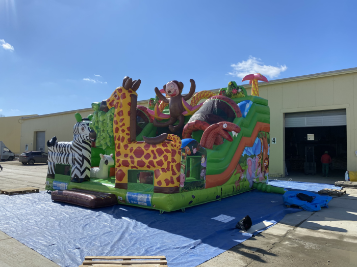 Надувная горка "Жираф и зебра" 8*7*6,3 м