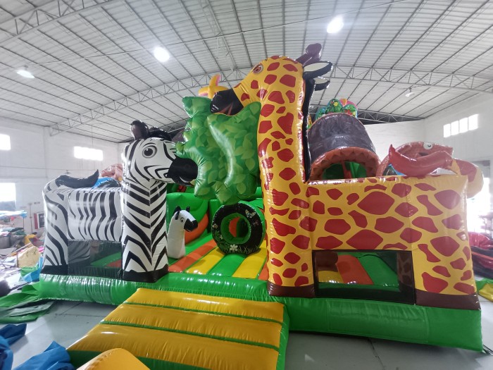 Надувная горка "Жираф и зебра" 8*7*6,3 м