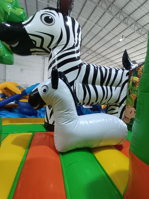 Надувная горка "Жираф и зебра" 8*7*6,3 м