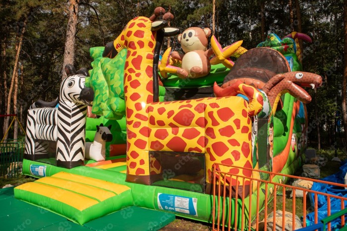 Надувная горка "Жираф и зебра" 8*7*6,3 м