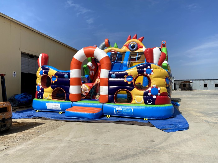 Надувной батут "Король Миньонов" 13,5*9*8,5 м