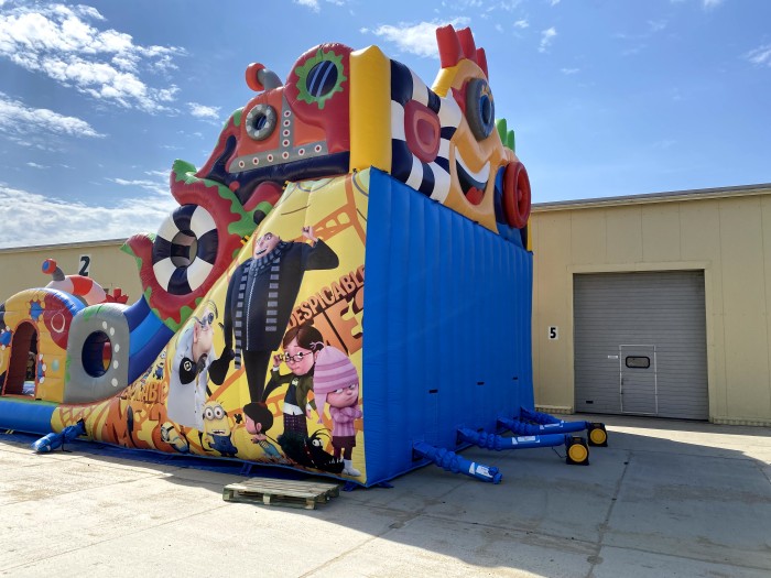 Надувной батут "Король Миньонов" 13,5*9*8,5 м