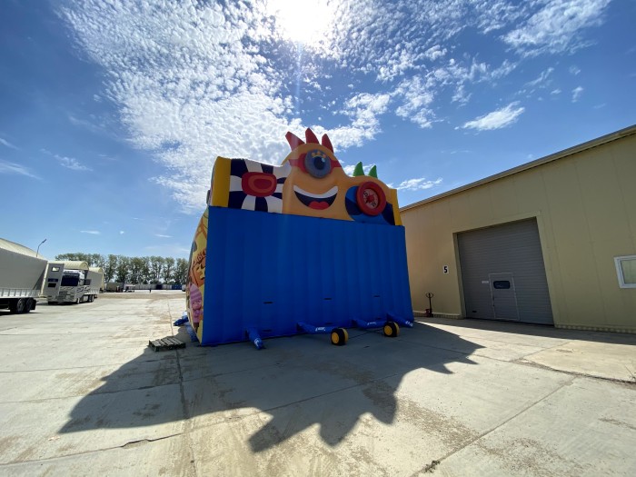 Надувной батут "Король Миньонов" 13,5*9*8,5 м