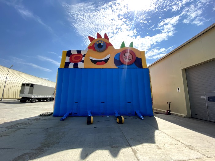 Надувной батут "Король Миньонов" 13,5*9*8,5 м