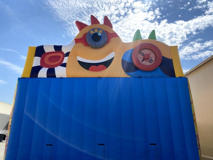 Надувной батут "Король Миньонов" 13,5*9*8,5 м