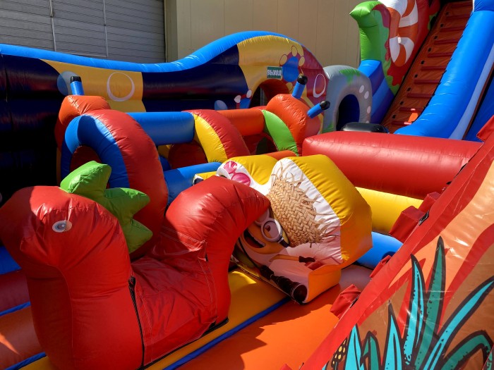 Надувной батут "Король Миньонов" 13,5*9*8,5 м