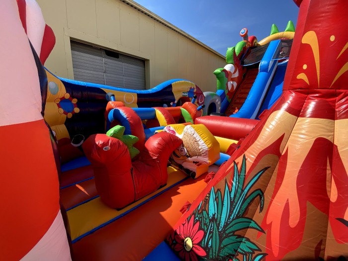 Надувной батут "Король Миньонов" 13,5*9*8,5 м