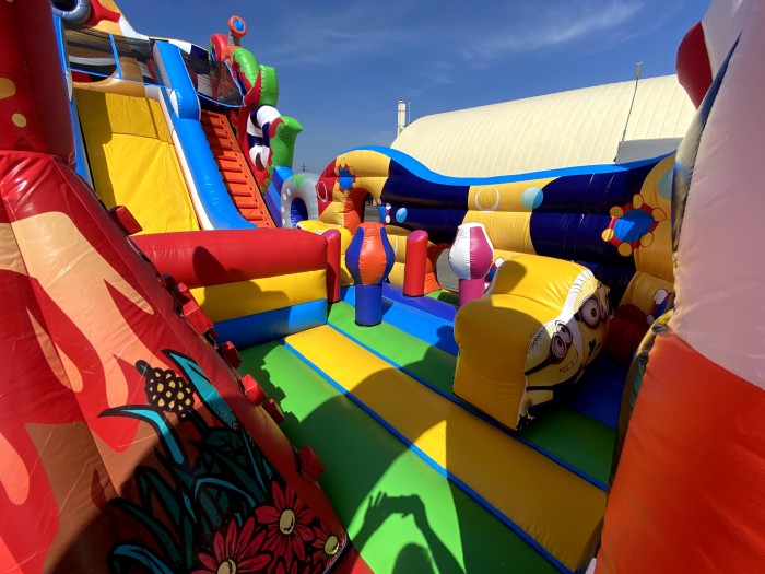 Надувной батут "Король Миньонов" 13,5*9*8,5 м