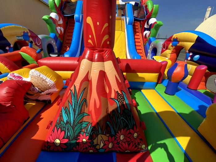 Надувной батут "Король Миньонов" 13,5*9*8,5 м