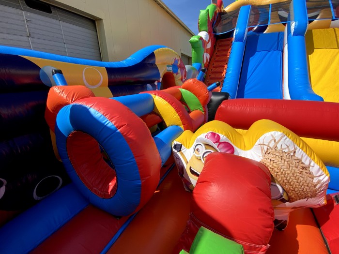 Надувной батут "Король Миньонов" 13,5*9*8,5 м