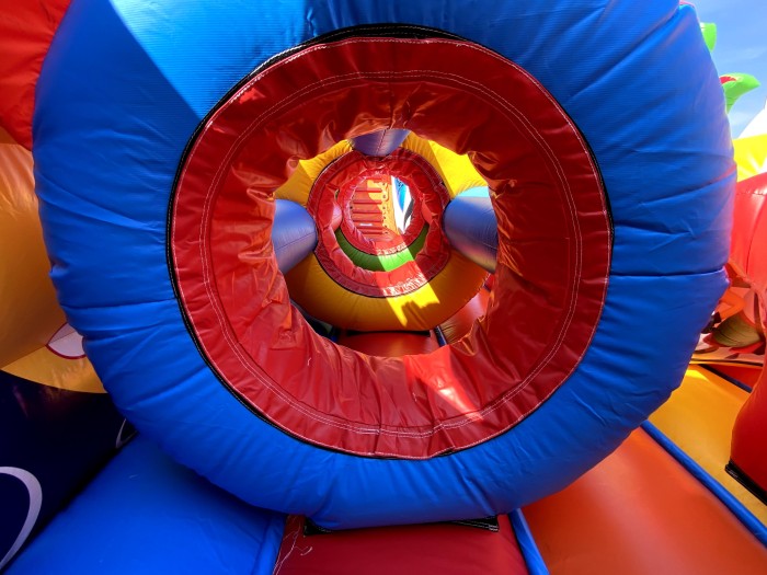 Надувной батут "Король Миньонов" 13,5*9*8,5 м