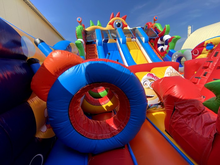 Надувной батут "Король Миньонов" 13,5*9*8,5 м