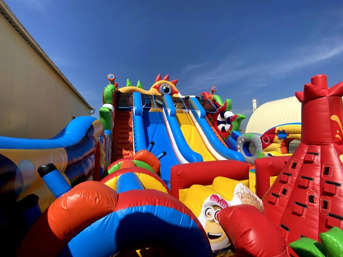 Надувной батут "Король Миньонов" 13,5*9*8,5 м