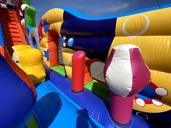 Надувной батут "Король Миньонов" 13,5*9*8,5 м