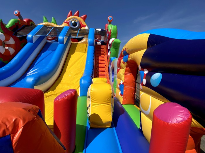 Надувной батут "Король Миньонов" 13,5*9*8,5 м