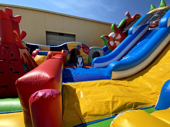 Надувной батут "Король Миньонов" 13,5*9*8,5 м