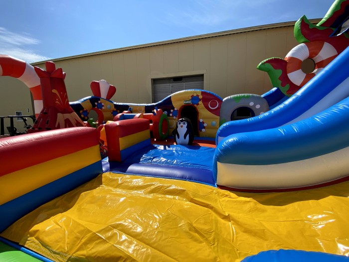 Надувной батут "Король Миньонов" 13,5*9*8,5 м