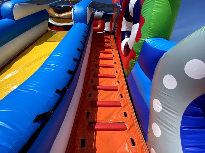 Надувной батут "Король Миньонов" 13,5*9*8,5 м