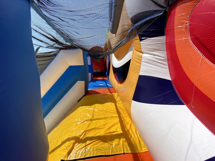 Надувной батут "Король Миньонов" 13,5*9*8,5 м