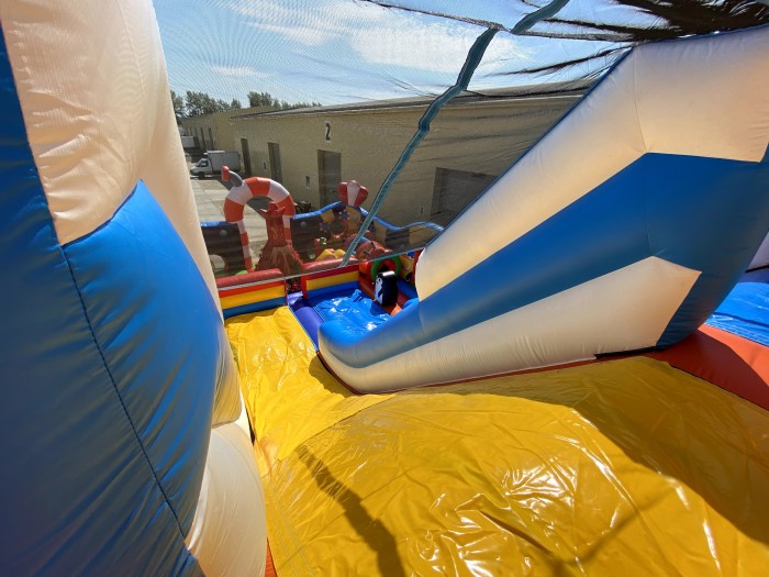 Надувной батут "Король Миньонов" 13,5*9*8,5 м