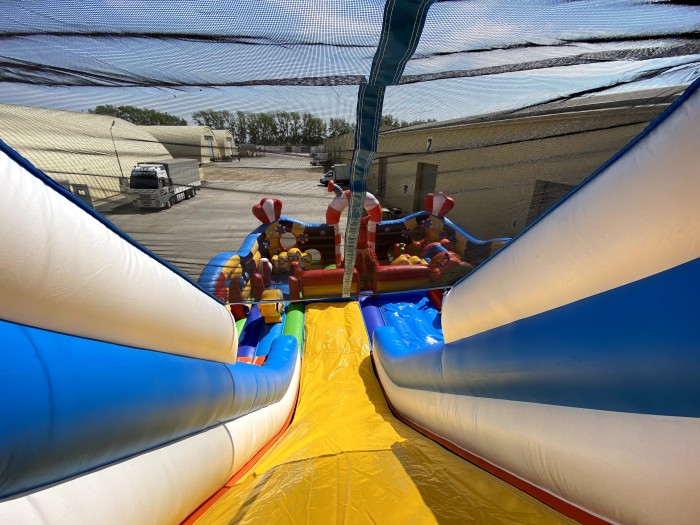 Надувной батут "Король Миньонов" 13,5*9*8,5 м